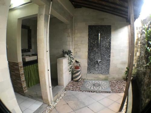 un baño con ducha y lavabo en Canggu Pinpoint Rooms, en Canggu
