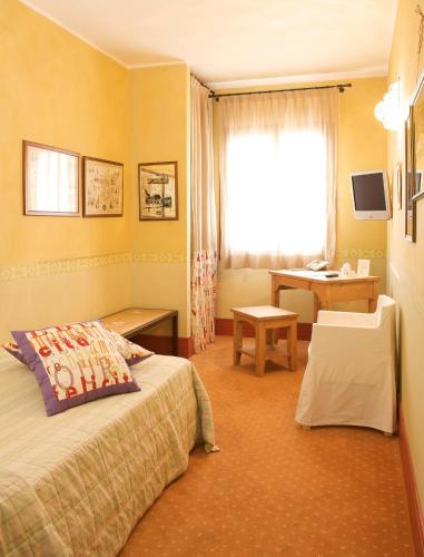 a hotel room with a bed and a desk at A Casa Di Paola in Chiarano