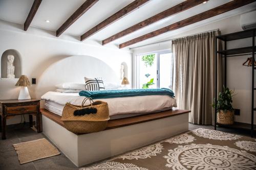 Un dormitorio con una cama grande y una ventana en Primi Seacastle, en Ciudad del Cabo