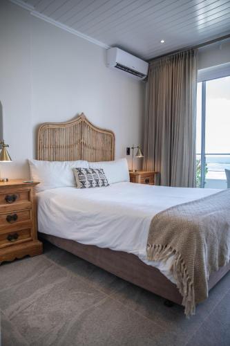 Ένα ή περισσότερα κρεβάτια σε δωμάτιο στο Sea Castle Hotel Camps Bay