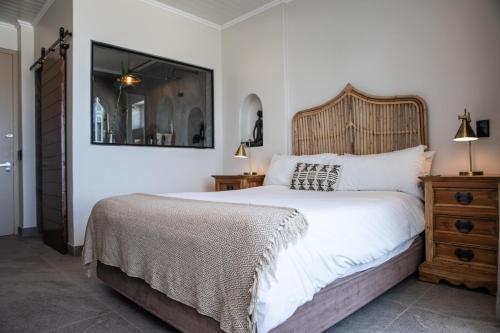Ένα ή περισσότερα κρεβάτια σε δωμάτιο στο Sea Castle Hotel Camps Bay