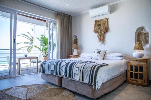 1 dormitorio con 1 cama y balcón en Primi Seacastle, en Ciudad del Cabo