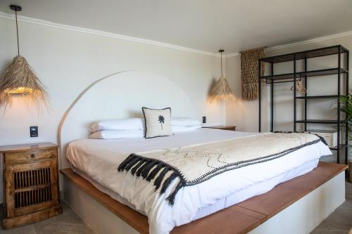 Ένα ή περισσότερα κρεβάτια σε δωμάτιο στο Sea Castle Hotel Camps Bay