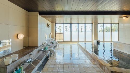 una grande camera con piscina con acqua di Yunoko Umi To Yuyake a Mizumata