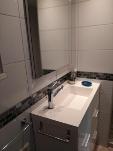 a bathroom with a sink and a mirror at Chambre d'hôte Chez Josie in Beaucaire