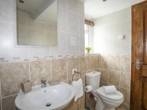 a bathroom with a sink and a toilet at Cottage in Pwllheli