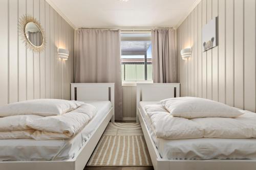 een slaapkamer met 2 bedden en een spiegel bij Sagi 1 Privat Apartment in Hafslo