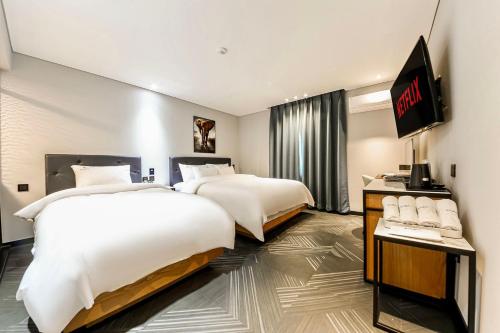 KAMA Hotel tesisinde bir odada yatak veya yataklar