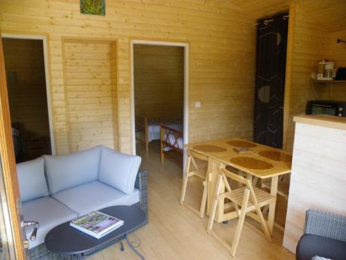 un salon avec un canapé et une table dans l'établissement Le Chalet du Chloris, à Saint-Maxire