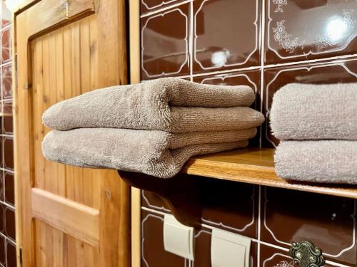 una pila de toallas sentadas en un estante en un baño en Holiday Home Marianne, en Velké Svatoňovice