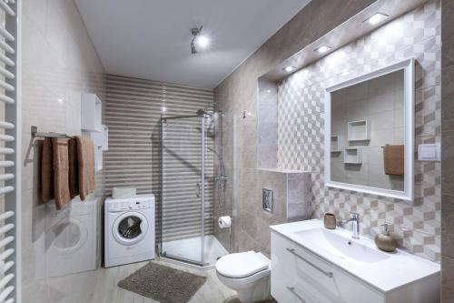 une salle de bain avec un lavabo et une machine à laver dans l'établissement APARTAMENT KONOPNICKIEJ 11/23, à Karpacz