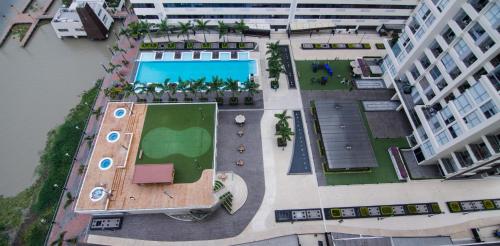 uma vista panorâmica de um edifício com piscina em Puerto Santa Ana Luxury Suites Guayaquil em Guayaquil