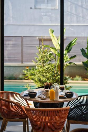 Bazén v ubytování Capital Luxury Suites nebo v jeho okolí