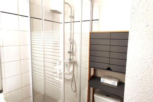 a shower stall in a bathroom with a toilet at Studio Zen Urban climatisé proche aéroport Saint Denis in Sainte-Clotilde