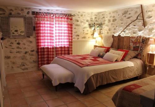 - une chambre avec un grand lit dans l'établissement Le Vallon des Etoiles Nature et Piscine Privée, à Lussas