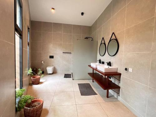 y baño con lavabo y aseo. en Villa Tiana - 3Bedroom Villa with private pool. en Kribi