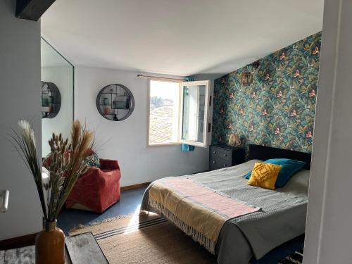- une chambre avec un lit et une fenêtre dans l'établissement Terrasse, panoramique, à Châteauneuf-de-Gadagne