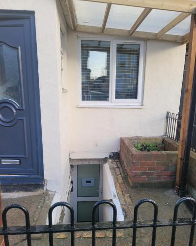 Gambar di galeri bagi Hidden Treasure-Netflix and Wi-Fi-Basement flat di Gillingham