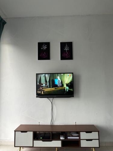 TV a/nebo společenská místnost v ubytování Homestay Ar Rayyan RESIDENSI LAGUNA BIRU