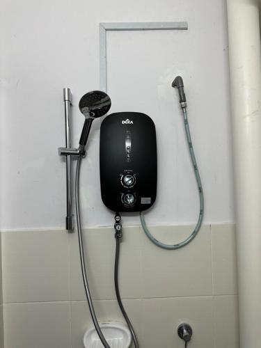 y baño con ducha y secador de pelo. en Homestay Ar Rayyan RESIDENSI LAGUNA BIRU en Rawang