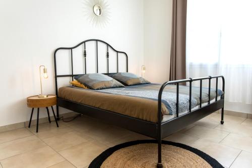 1 dormitorio con 1 cama con marco de metal en Le Brivetain ✩ Hypercentre ✩ Parking gratuit, en Pontchâteau
