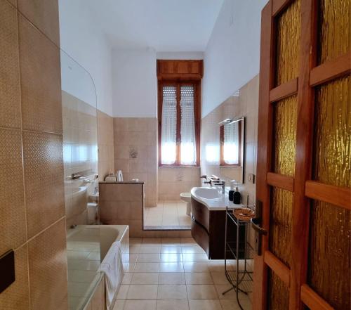 a bathroom with a tub and a sink at Appartamento la Playa in Cagliari