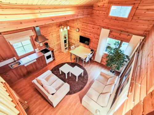 Ruang duduk di Peaceful log cabin in the country