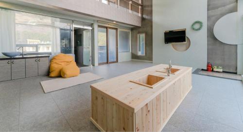 a kitchen with a wooden island in a room at Hinokki Haesuzzim Resort in Geoje 