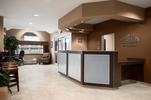 De lobby of receptie bij Microtel Inn & Suites Fairmont