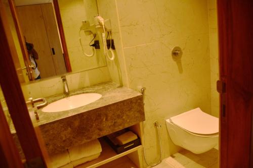 een badkamer met wastafel en toilet bij ZESTCLUB in Gulbarga