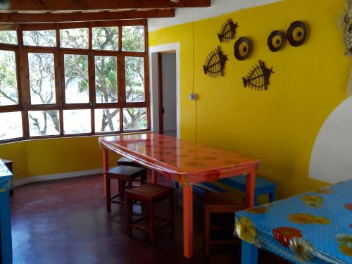 a dining room with a table and some chairs at Casa Das Ilhas in Paul