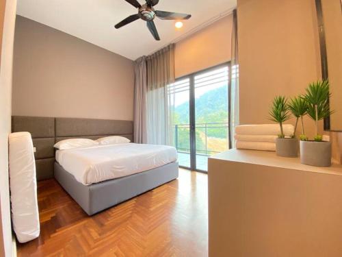 Vista Residences Genting Highlands Free WiFi & 1 Parking في مرتفعات جنتنغ: غرفة نوم بسرير ومروحة سقف