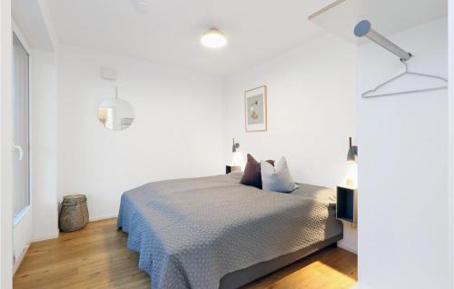 biała sypialnia z łóżkiem z poduszkami w obiekcie Stunning Apartment In Lembruch-dmmer See With Wifi w mieście Lembruch