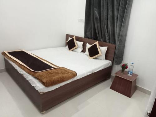 um quarto com uma cama com um cobertor castanho em DIPEN GUEST HOUSE em Alwar