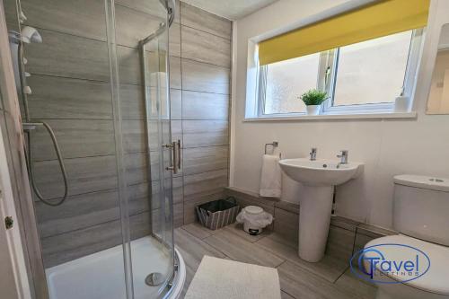 a bathroom with a shower and a sink at Gayton Apt, 2 BR, Sleeps 4, FREE parking, Kitchen, Close Motorways in Doncaster