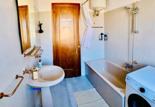 e bagno con lavandino, servizi igienici e vasca. di Pang's Guesthouse a Mestre