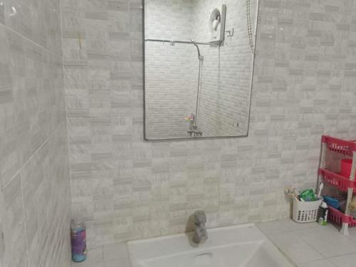 bagno con lavandino e specchio di Victoria Alaminos property a Alaminos