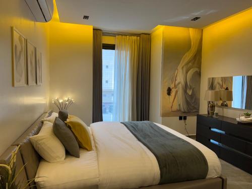 شقة فاخرة بإطلالة قريبة من البوليفارد في الرياض: غرفة نوم بسرير كبير ونافذة