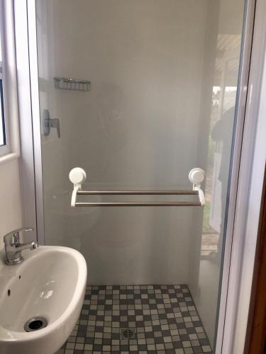 bagno con lavandino e box doccia di Fynbos Tiny Home - Off Grid, Surrounded by Nature a Plettenberg Bay