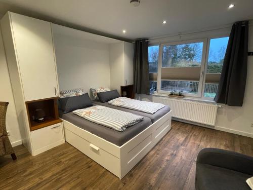 una camera con un letto e una grande finestra di Haus Nilas am Meer a Cuxhaven