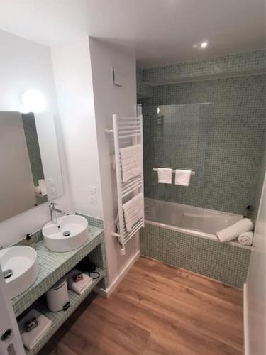 une salle de bain avec un lavabo, une douche et une baignoire dans l'établissement Calme et Vue - Plage 150m - Quartier Lajarrige -, à La Baule