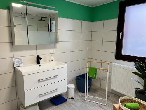 y baño con lavabo y espejo. en Gästehaus „Bei Emmi“, en Lichtenberg