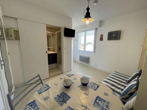 un salon avec une table et un canapé dans l'établissement Studio agréable à 20m de la plage - 2 personnes - FR-1-224C-83, à Notre-Dame-de-Monts