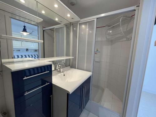une salle de bain avec un lavabo et une douche dans l'établissement Studio agréable à 20m de la plage - 2 personnes - FR-1-224C-83, à Notre-Dame-de-Monts