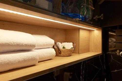a shelf with towels and a basket on it at Apartament e-Space in Rzeszów