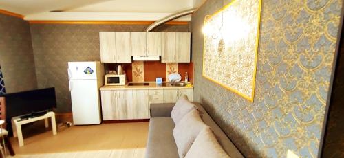 een woonkamer met een bank en een keuken bij Be real центр квартира кондиціонер in Ivano-Frankivsʼk