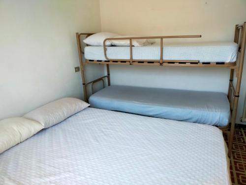 Двухъярусная кровать или двухъярусные кровати в номере BILOCALE Villa Gioello