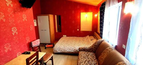 ein kleines Zimmer mit einem Bett, einem Tisch und einem sidx sidx in der Unterkunft Be real центр квартира кондиціонер in Iwano-Frankiwsk