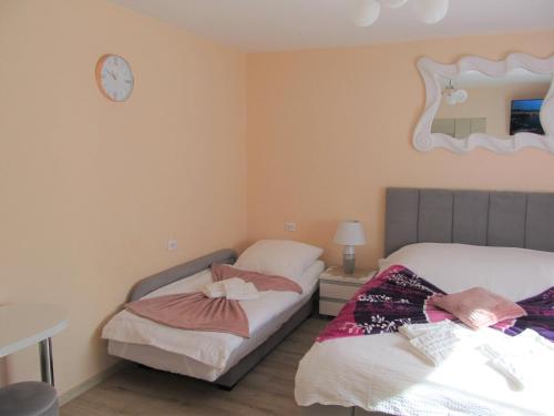 Posteľ alebo postele v izbe v ubytovaní Apartamenty Anagora Kotlina Kłodzka I