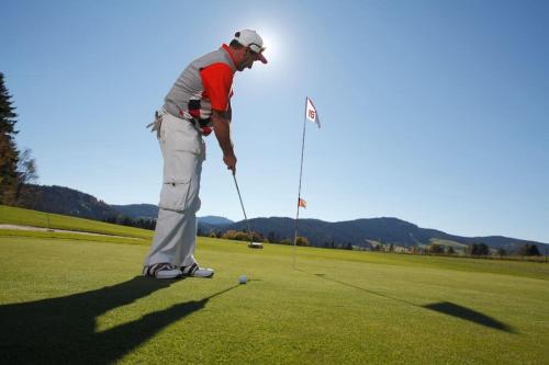 een man die golf speelt op een golfbaan bij Waldtwin 2 Titisee (W12) + Hochschwarzwald Card in Titisee-Neustadt